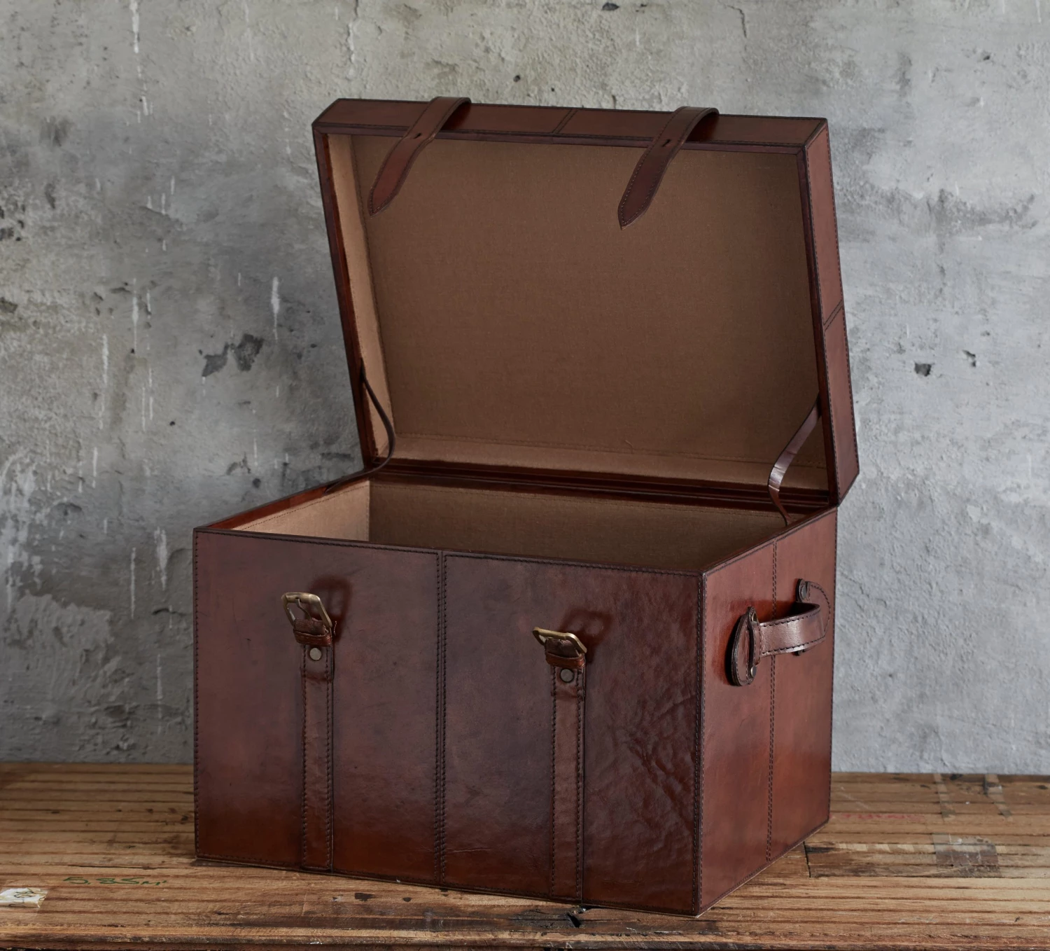 Life Of Riley Trunks Leather Steamer Trunk 6 Life Of Riley Trunks Leather Steamer Trunk